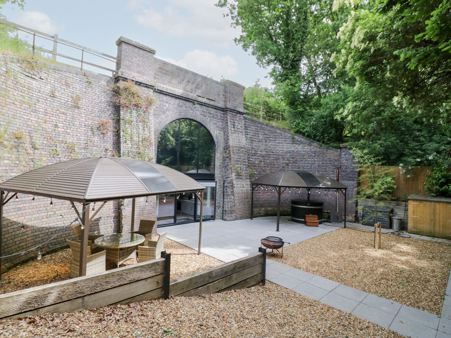 The Tunnel at Bridge Lake Farm & Fishery, Oxfordshire. Hot tub. Perfect for couples. Stunning views.