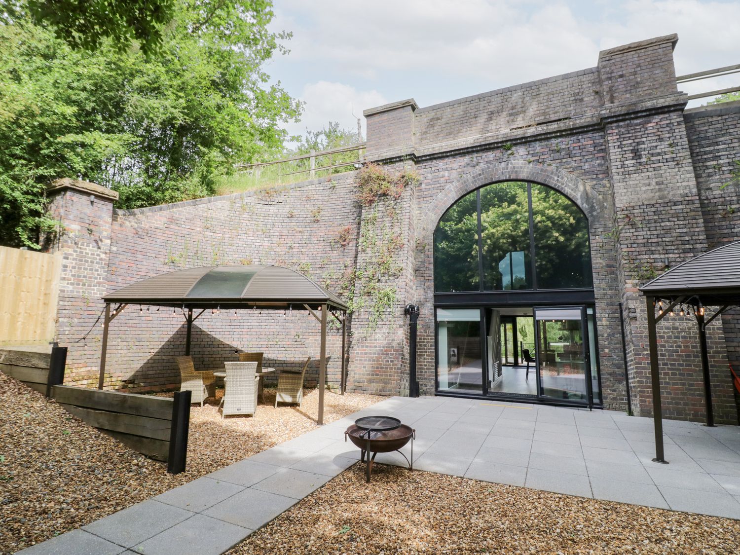 The Tunnel at Bridge Lake Farm & Fishery, Oxfordshire. Hot tub. Perfect for couples. Stunning views.