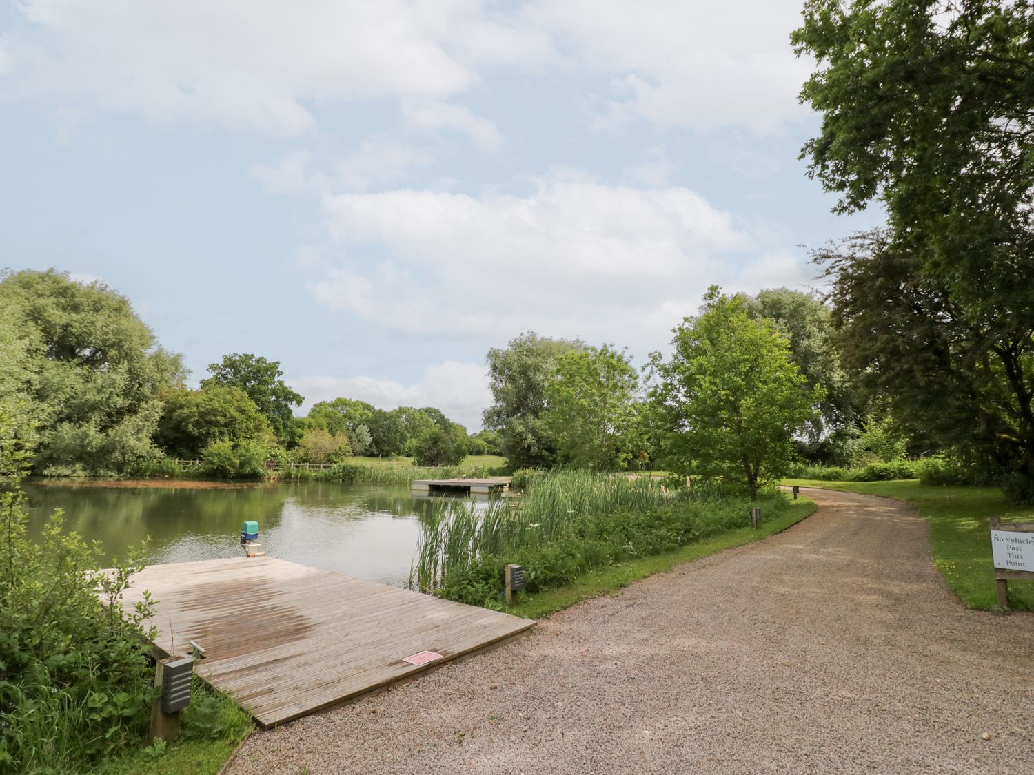 The Tunnel at Bridge Lake Farm & Fishery, Oxfordshire. Hot tub. Perfect for couples. Stunning views.