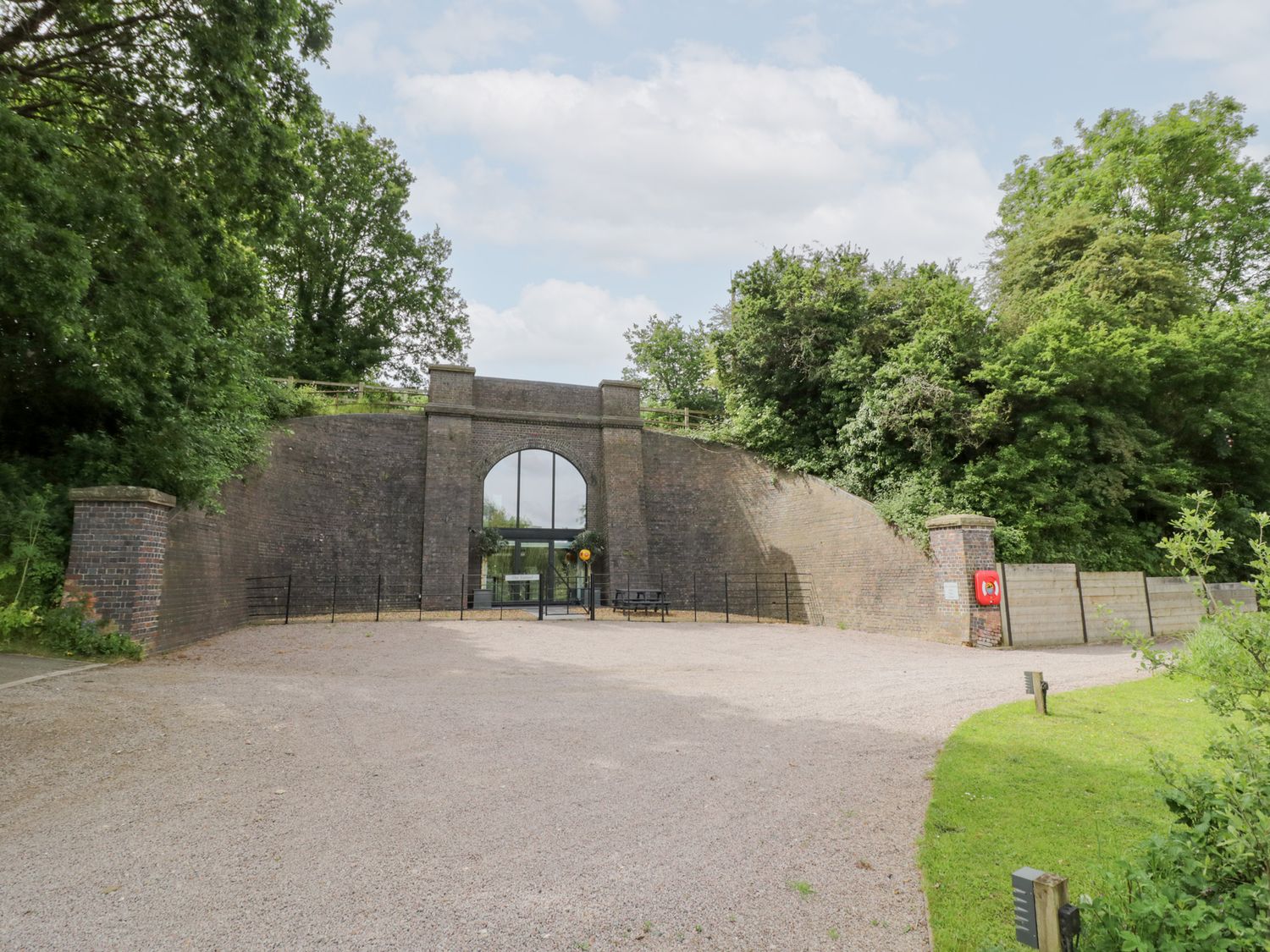 The Tunnel at Bridge Lake Farm & Fishery, Oxfordshire. Hot tub. Perfect for couples. Stunning views.