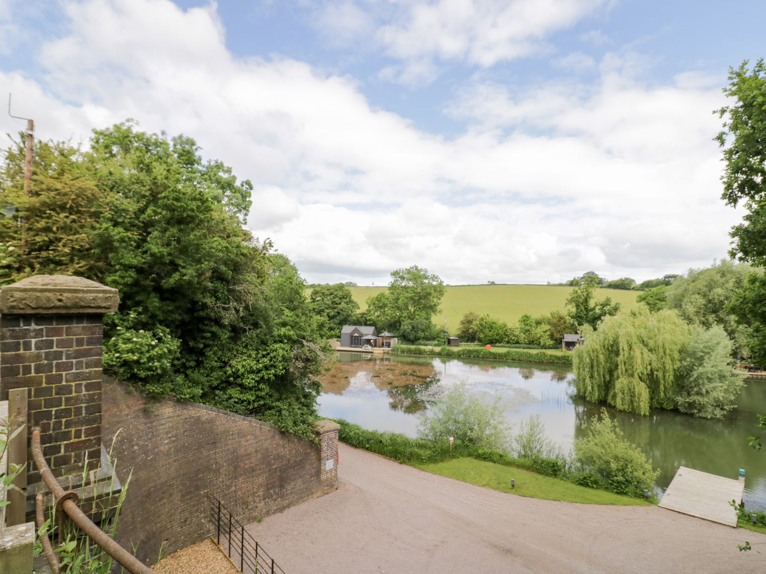 The Tunnel at Bridge Lake Farm & Fishery, Oxfordshire. Hot tub. Perfect for couples. Stunning views.