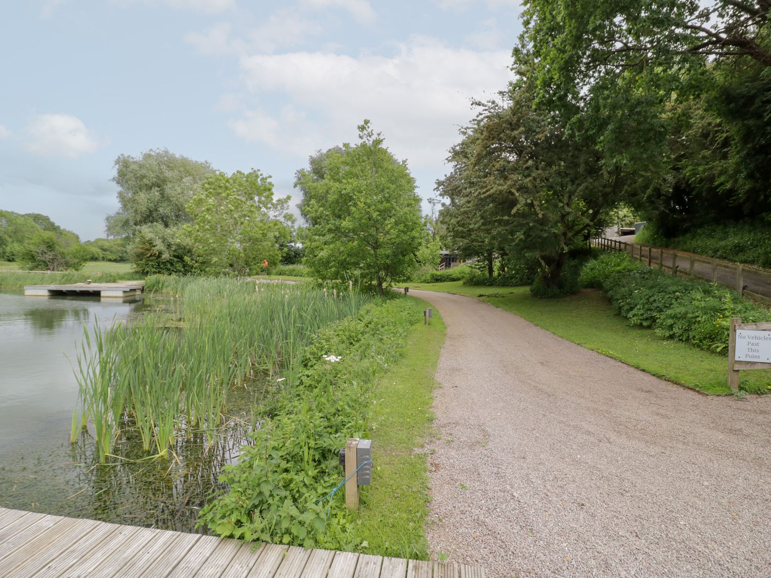 The Tunnel at Bridge Lake Farm & Fishery, Oxfordshire. Hot tub. Perfect for couples. Stunning views.