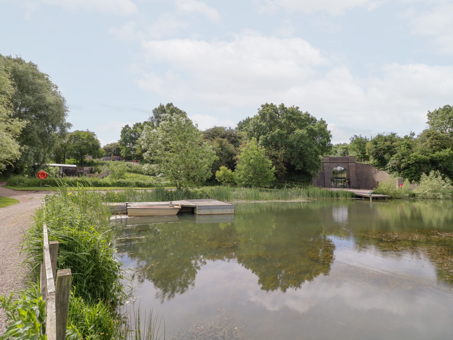 The Tunnel at Bridge Lake Farm & Fishery, Oxfordshire. Hot tub. Perfect for couples. Stunning views.