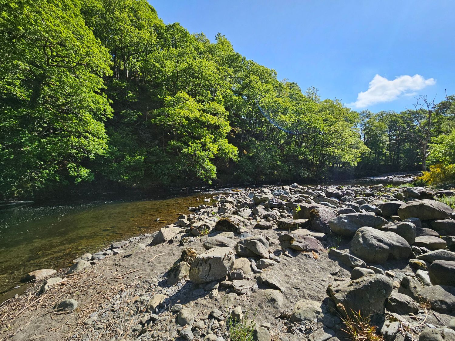 Riverside Cottage No 5 in Keswick, Cumbria. Off-road parking, in a National Park, pet-friendly, 2bed