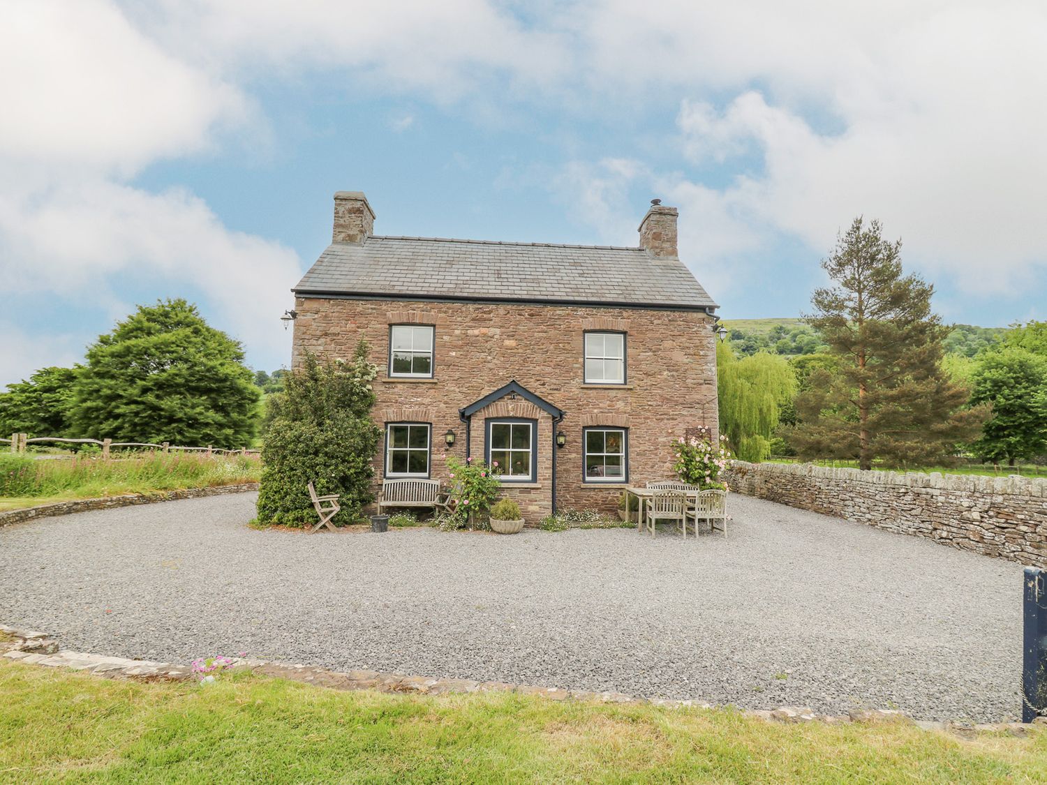 Ty Sinsir, Crickhowell, Powys, North Wales. National Park. Smart TV. Pet-friendly. Off-road parking.