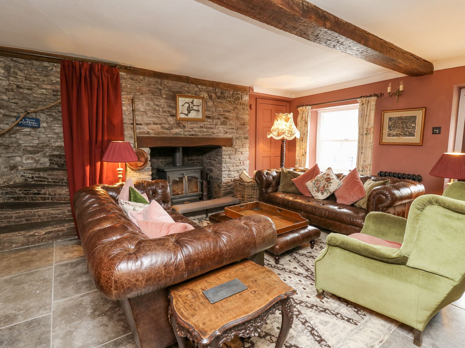 Ty Sinsir, Crickhowell, Powys, North Wales. National Park. Smart TV. Pet-friendly. Off-road parking.