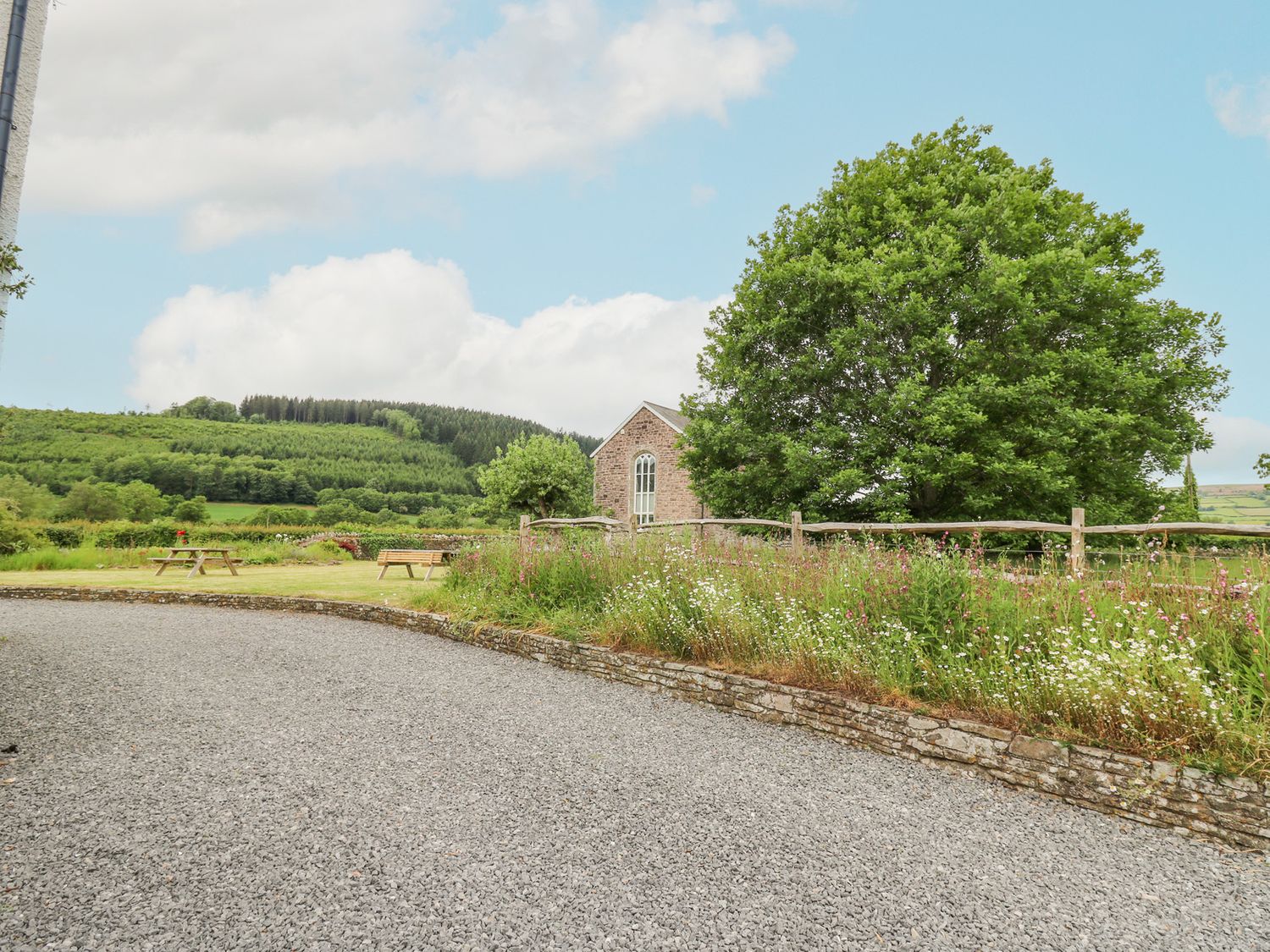 Ty Sinsir, Crickhowell, Powys, North Wales. National Park. Smart TV. Pet-friendly. Off-road parking.