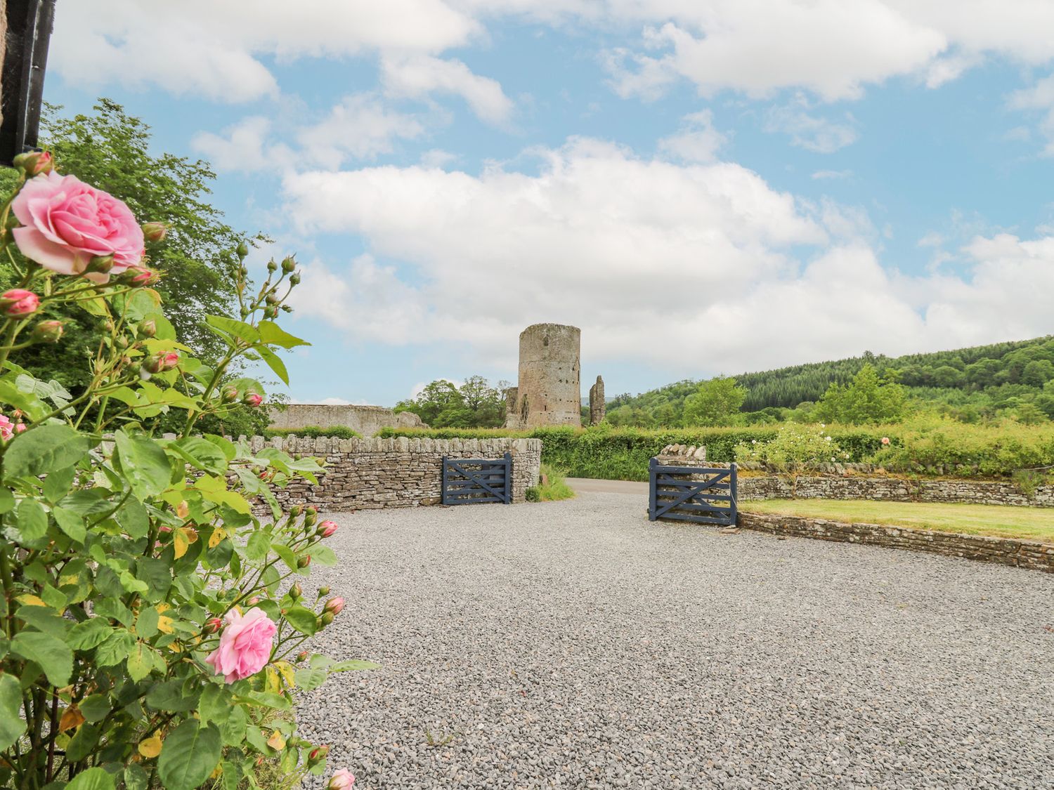 Ty Sinsir, Crickhowell, Powys, North Wales. National Park. Smart TV. Pet-friendly. Off-road parking.