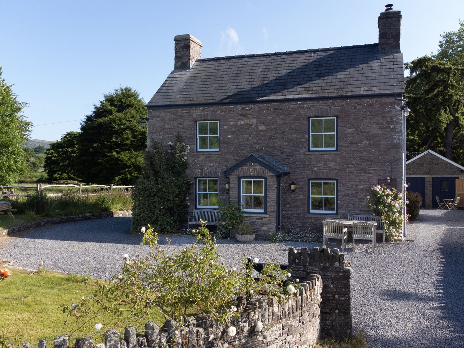 Ty Sinsir, Crickhowell, Powys, North Wales. National Park. Smart TV. Pet-friendly. Off-road parking.