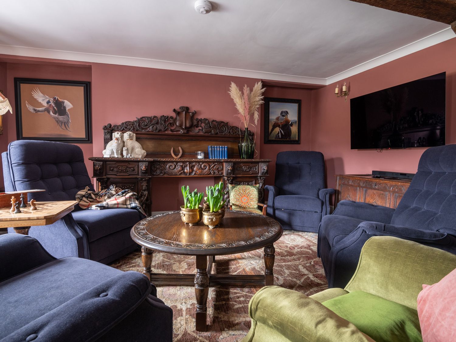 Ty Sinsir, Crickhowell, Powys, North Wales. National Park. Smart TV. Pet-friendly. Off-road parking.