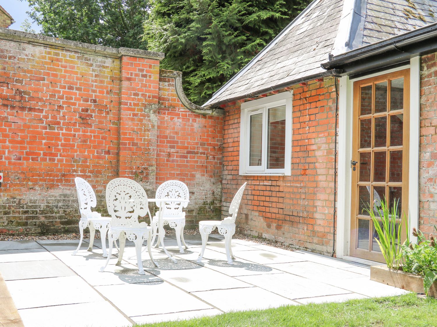 The Gardeners Cottage, Hook near Hartley Wintney, Hampshire. Hot tub. Smart TV. Off-road parking x 3