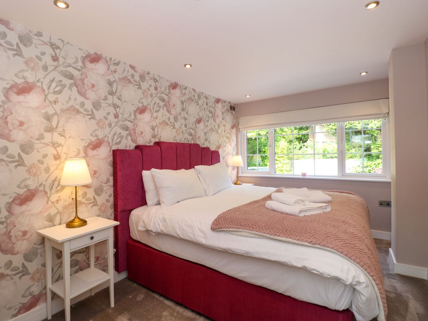 Briars Lea, Bowness-On-Windermere in Cumbria. Pet-friendly. WiFi. Hot tub. Views of Lake Windermere.