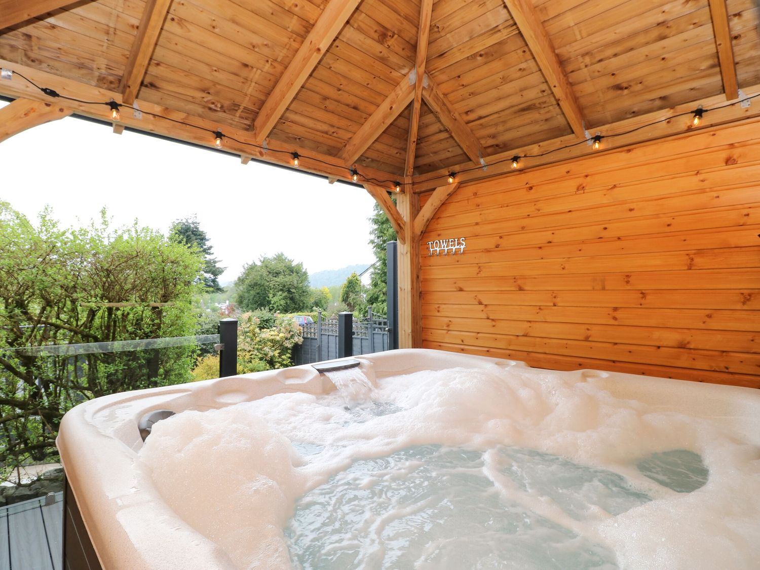 Briars Lea, Bowness-On-Windermere in Cumbria. Pet-friendly. WiFi. Hot tub. Views of Lake Windermere.