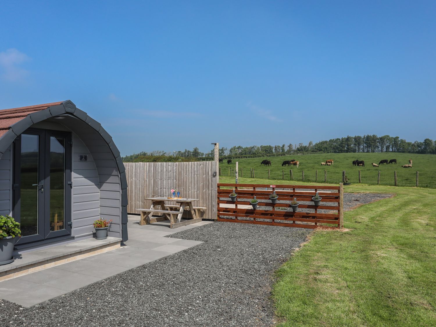 Nebo Pod by Amlwch, Anglesey. Studio-style open-plan living, Smart TV, pet-free, set on working farm