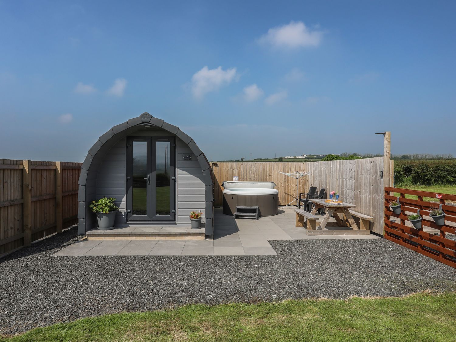 Nebo Pod by Amlwch, Anglesey. Studio-style open-plan living, Smart TV, pet-free, set on working farm