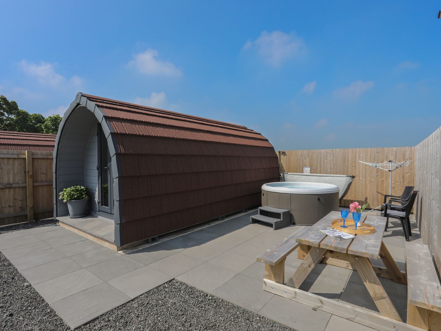 Nebo Pod by Amlwch, Anglesey. Studio-style open-plan living, Smart TV, pet-free, set on working farm