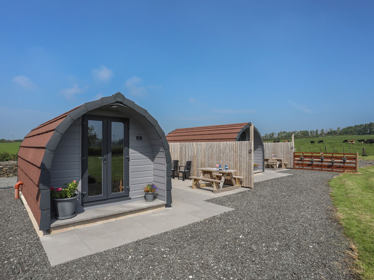 Nebo Pod by Amlwch, Anglesey. Studio-style open-plan living, Smart TV, pet-free, set on working farm