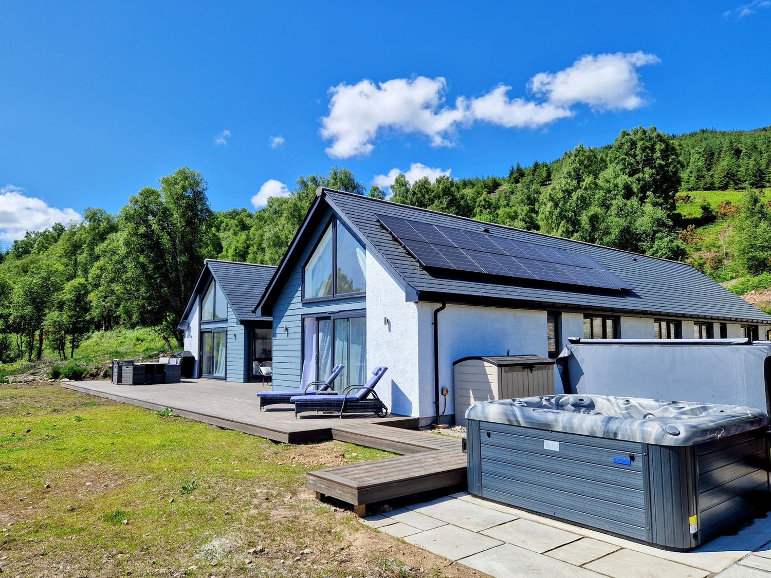Tigh Moy, is near Fort William, Highlands. Single-storey, four-bedroom home with hot tub. Families. 