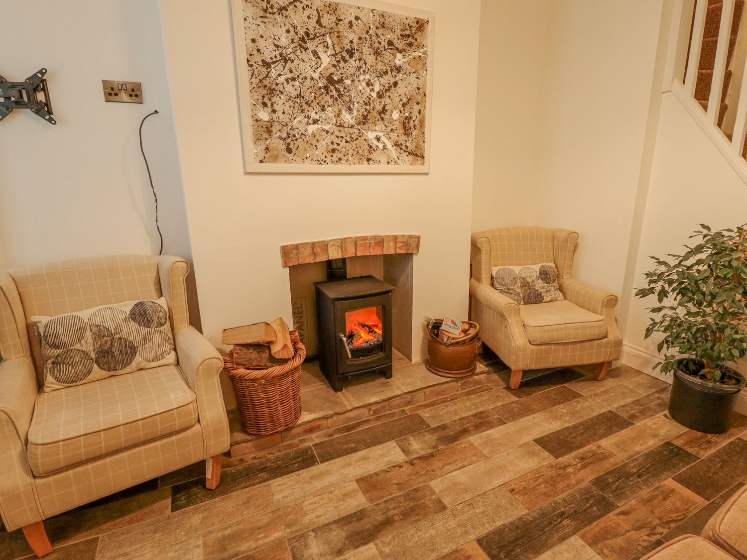 Castle Cottage in Lincoln, Lincolnshire. Three-bedroom home near amenities and attractions. Hot tub.