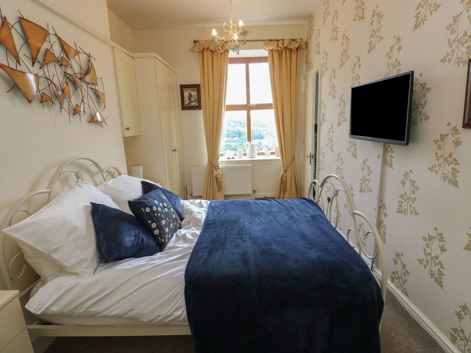 Lee House Farm, Halifax, Yorkshire. Bedrooms with en-suites. Countryside views. Near a National Park