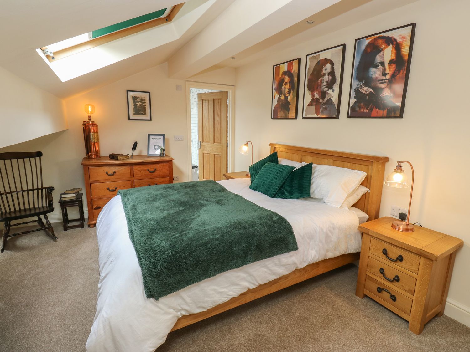 Lee House Farm, Halifax, Yorkshire. Bedrooms with en-suites. Countryside views. Near a National Park