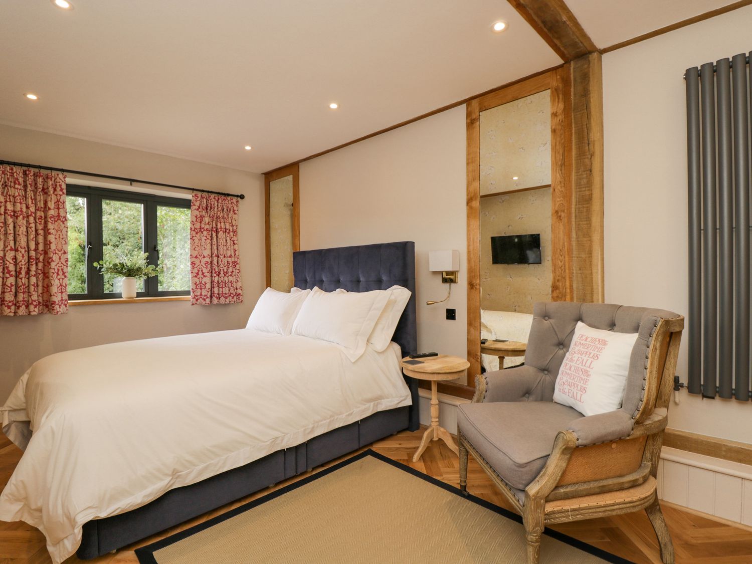 Cuckoo Penn Lodge, King's Stanley, Gloucestershire. Off-road parking. Close to a shop and a pub. TV.