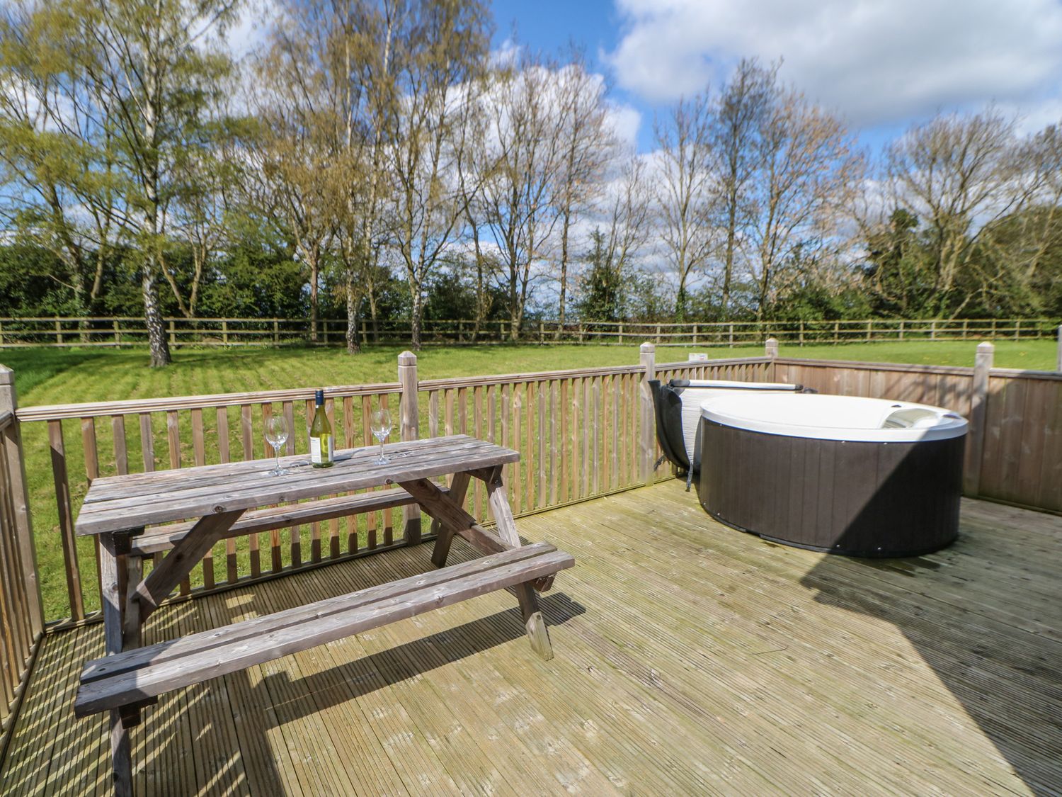 Coverdale Large Pod, Hutton Rudby,Yorkshire. Open-plan living. Decking with furniture and hot tub. 