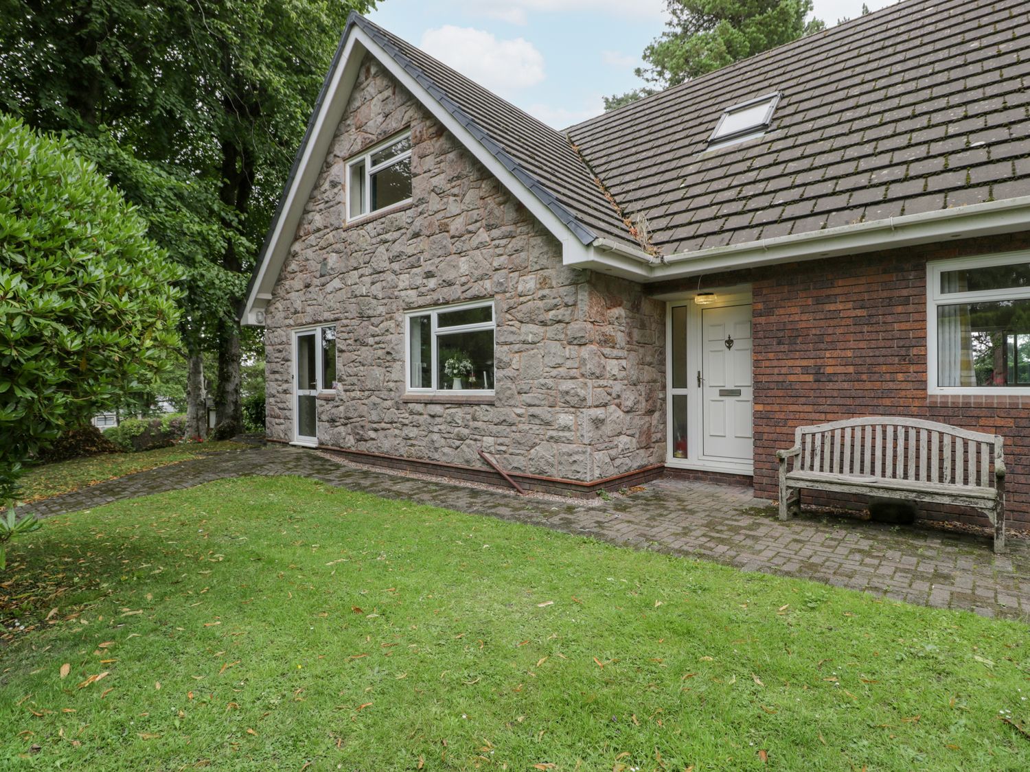 Woodlands Retreat nr Ruthin, Denbighshire. Four-bedroom holiday home with on-site facilities. Rural.
