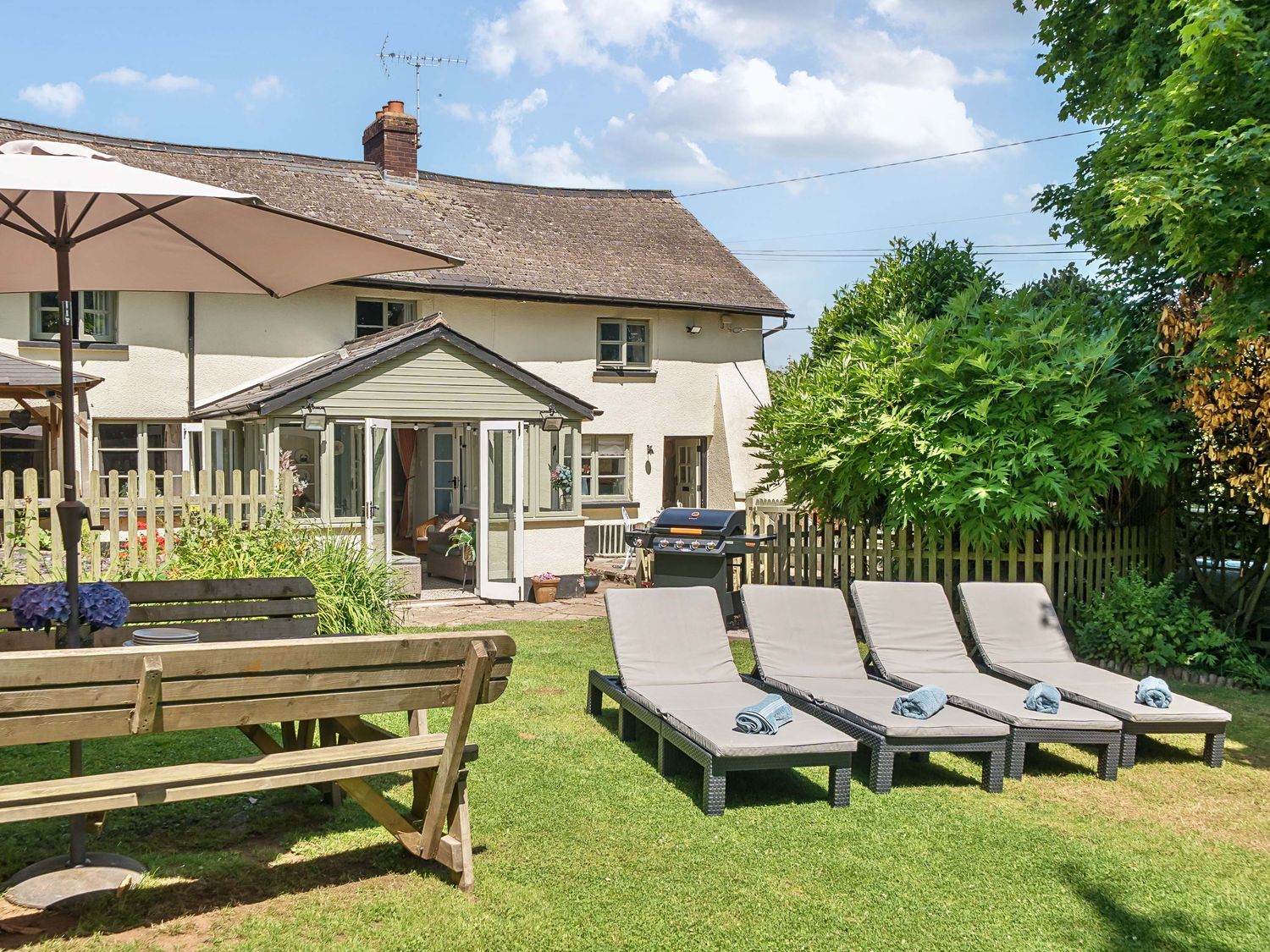 2 Pigsfoot Cottages, Ash Thomas near Halberton, Devon. Hot tub. Off-road parking. Pet-friendly. WiFi