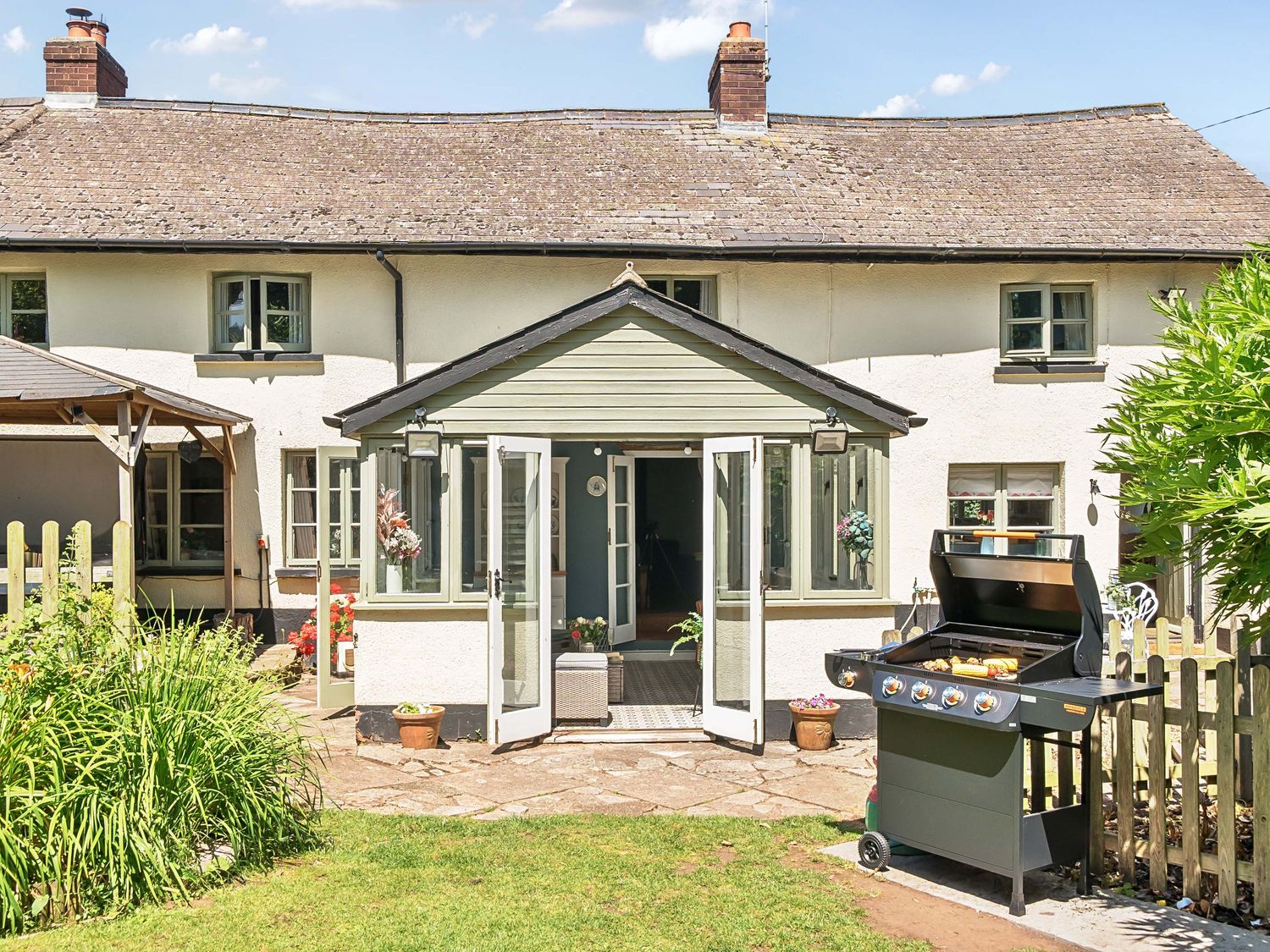 2 Pigsfoot Cottages, Ash Thomas near Halberton, Devon. Hot tub. Off-road parking. Pet-friendly. WiFi