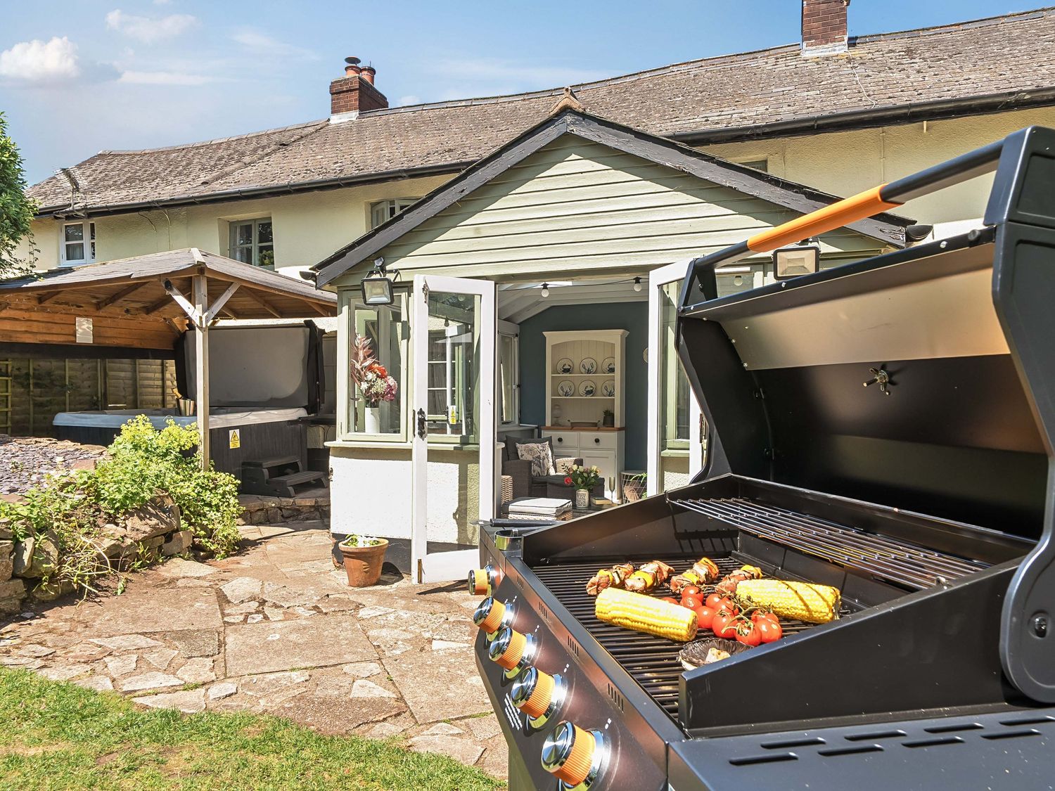 2 Pigsfoot Cottages, Ash Thomas near Halberton, Devon. Hot tub. Off-road parking. Pet-friendly. WiFi