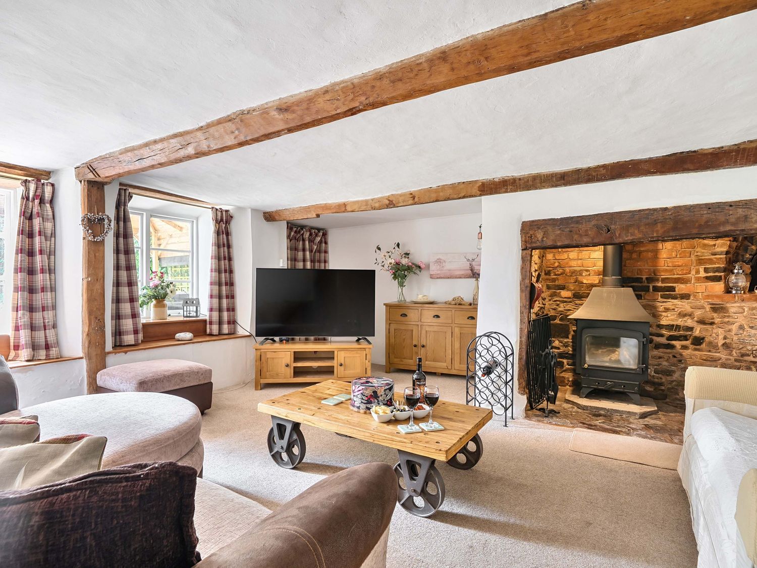 2 Pigsfoot Cottages, Ash Thomas near Halberton, Devon. Hot tub. Off-road parking. Pet-friendly. WiFi