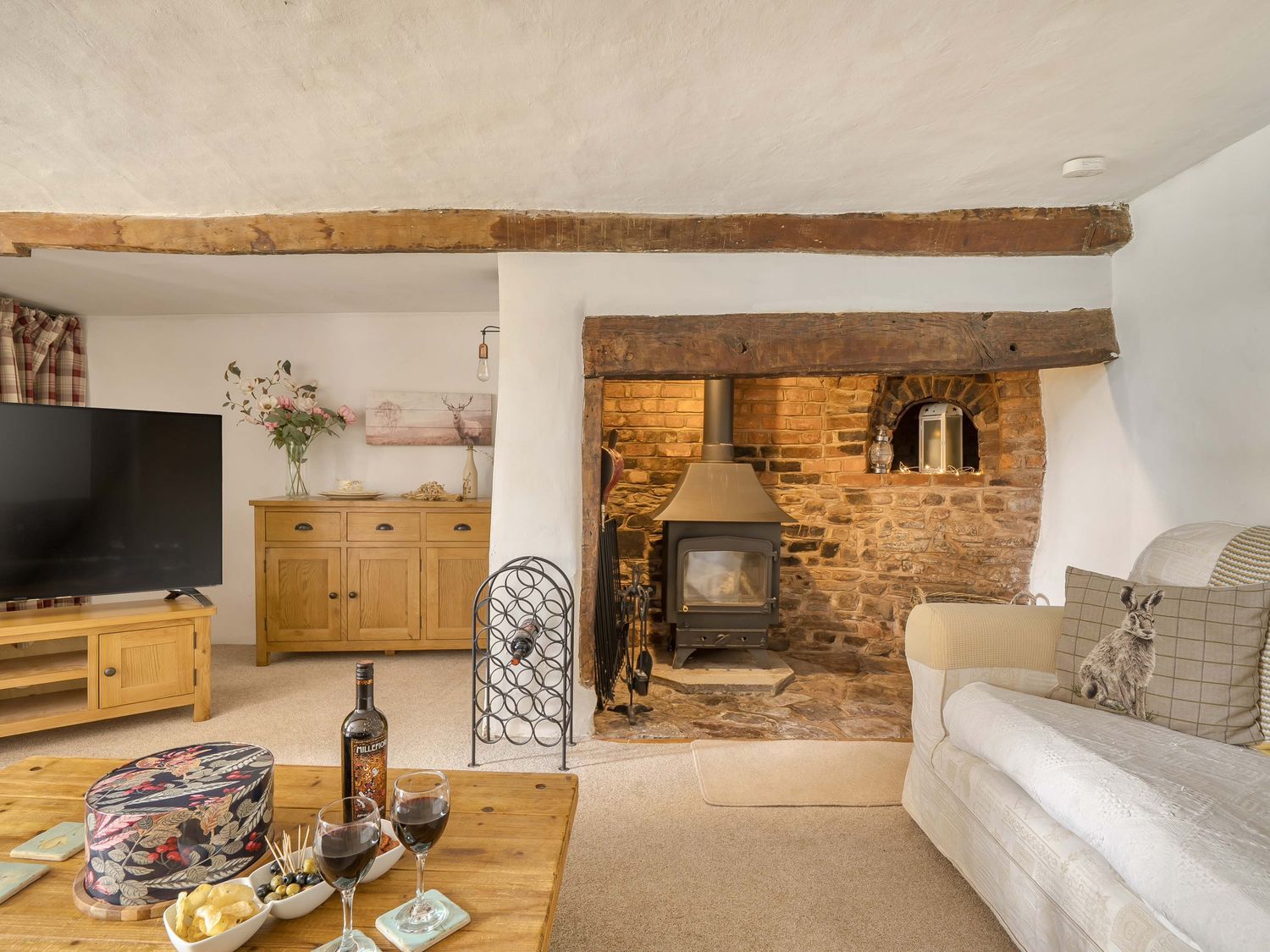 2 Pigsfoot Cottages, Ash Thomas near Halberton, Devon. Hot tub. Off-road parking. Pet-friendly. WiFi