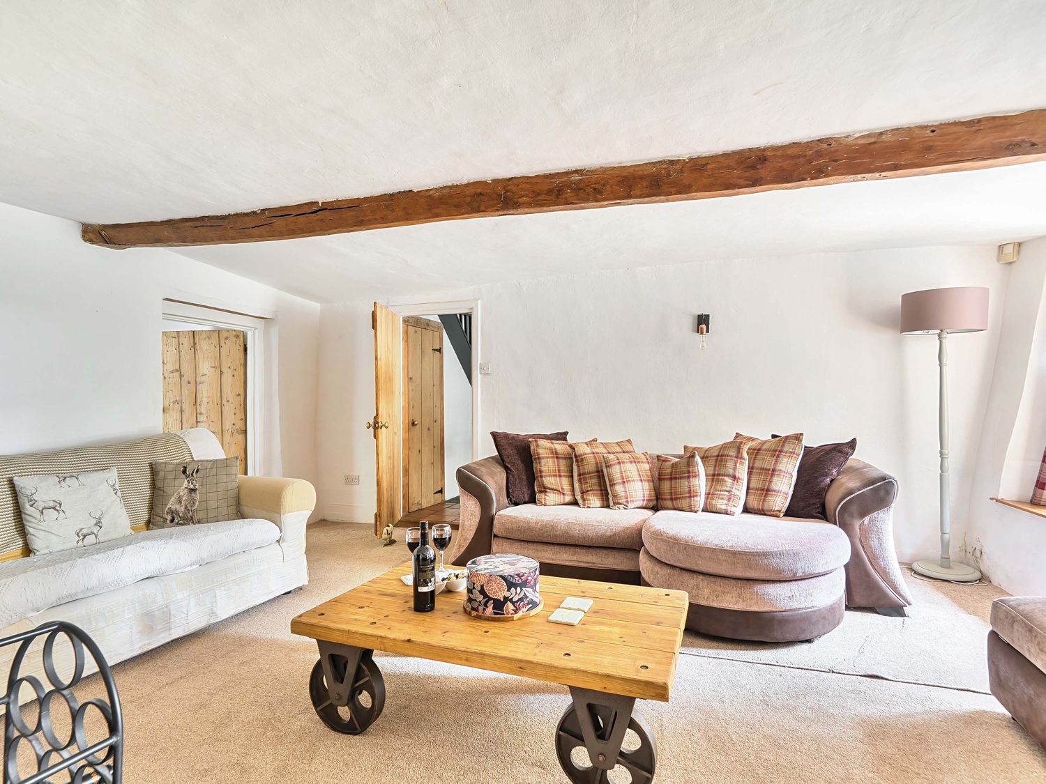 2 Pigsfoot Cottages, Ash Thomas near Halberton, Devon. Hot tub. Off-road parking. Pet-friendly. WiFi