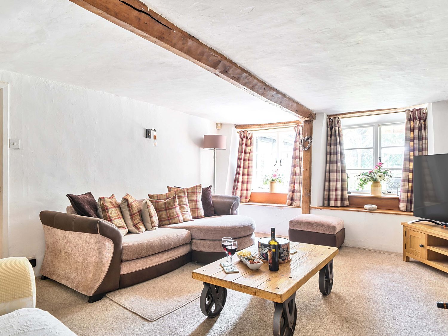 2 Pigsfoot Cottages, Ash Thomas near Halberton, Devon. Hot tub. Off-road parking. Pet-friendly. WiFi