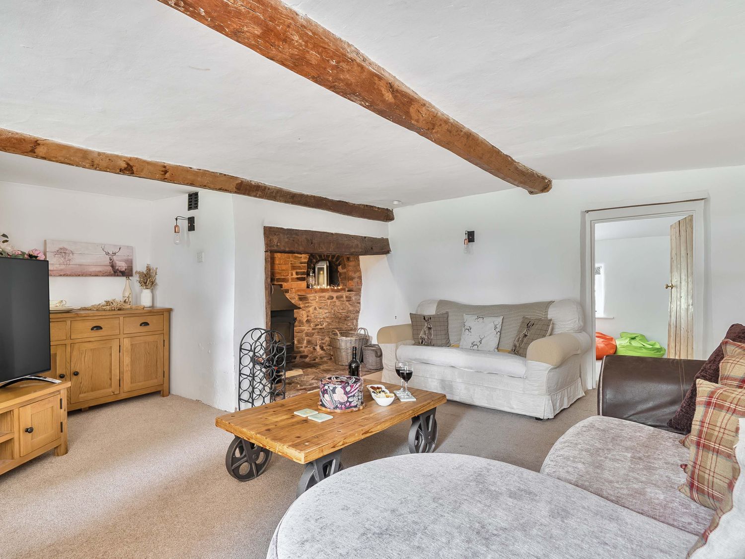 2 Pigsfoot Cottages, Ash Thomas near Halberton, Devon. Hot tub. Off-road parking. Pet-friendly. WiFi
