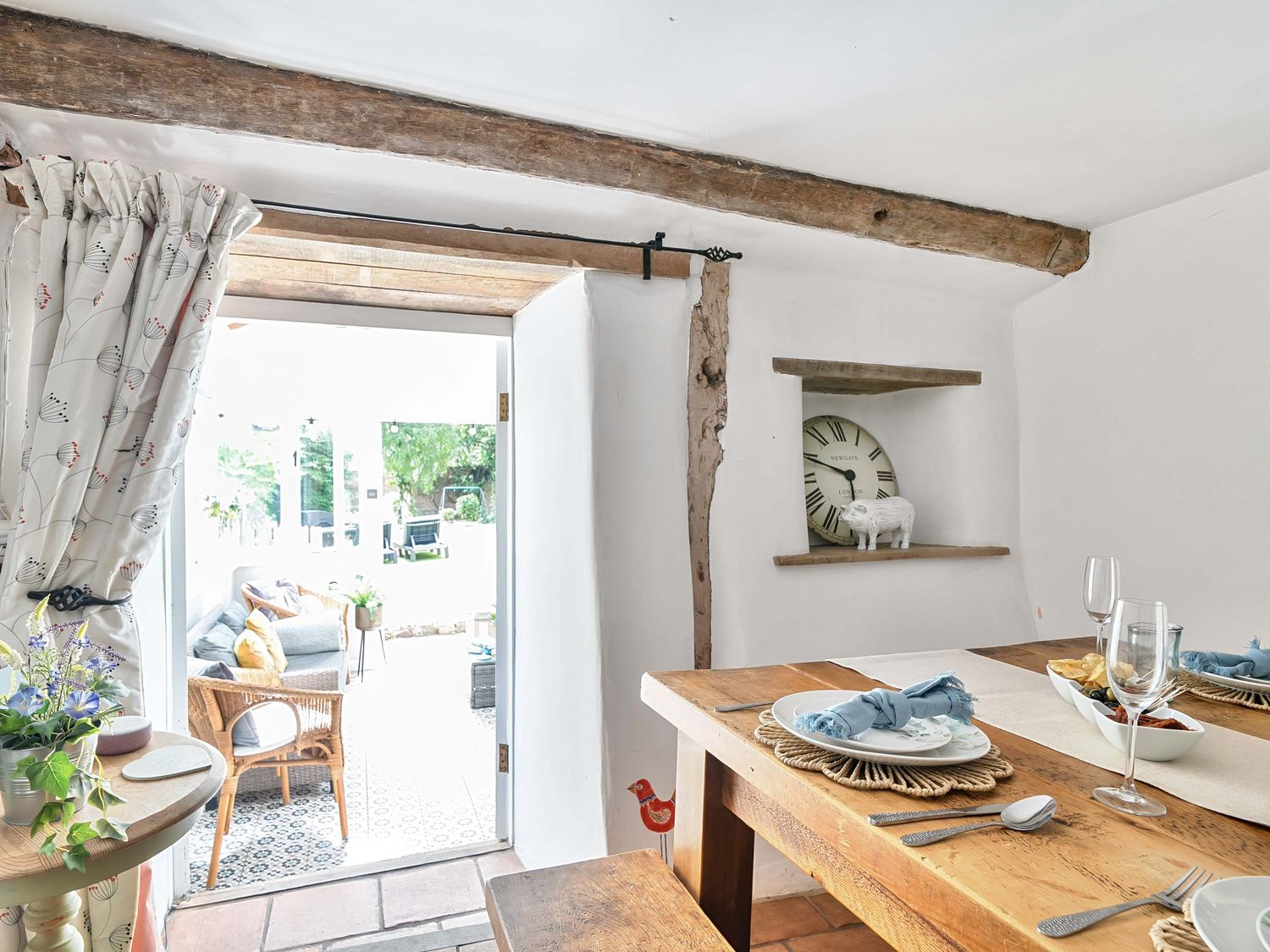 2 Pigsfoot Cottages, Ash Thomas near Halberton, Devon. Hot tub. Off-road parking. Pet-friendly. WiFi