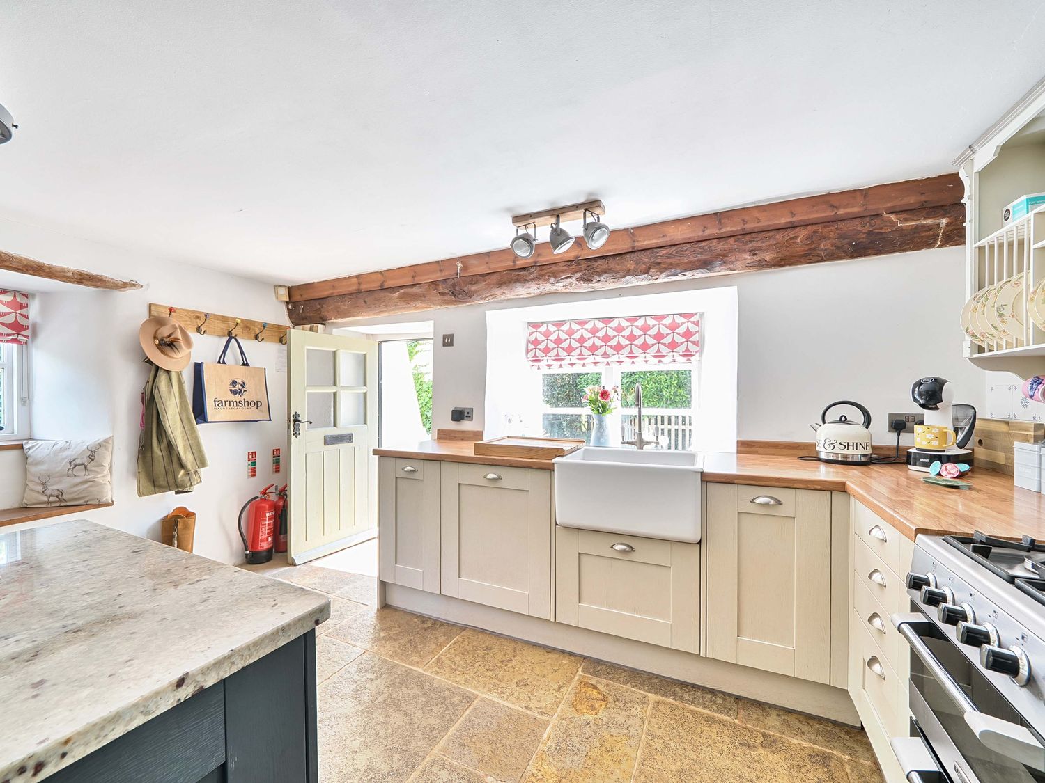 2 Pigsfoot Cottages, Ash Thomas near Halberton, Devon. Hot tub. Off-road parking. Pet-friendly. WiFi