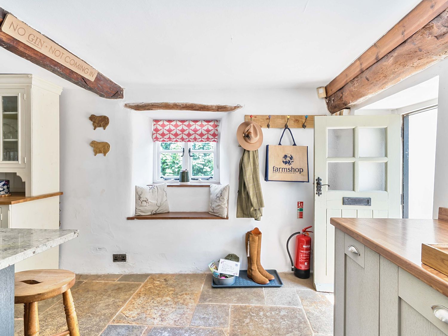 2 Pigsfoot Cottages, Ash Thomas near Halberton, Devon. Hot tub. Off-road parking. Pet-friendly. WiFi