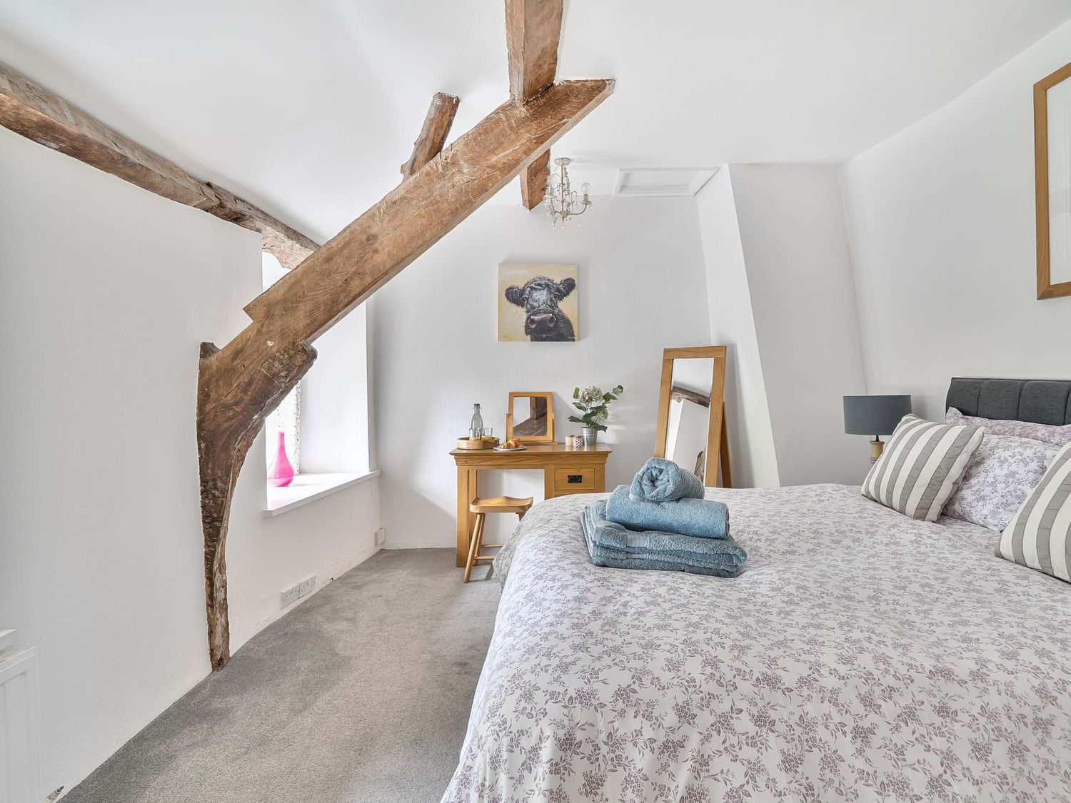 2 Pigsfoot Cottages, Ash Thomas near Halberton, Devon. Hot tub. Off-road parking. Pet-friendly. WiFi