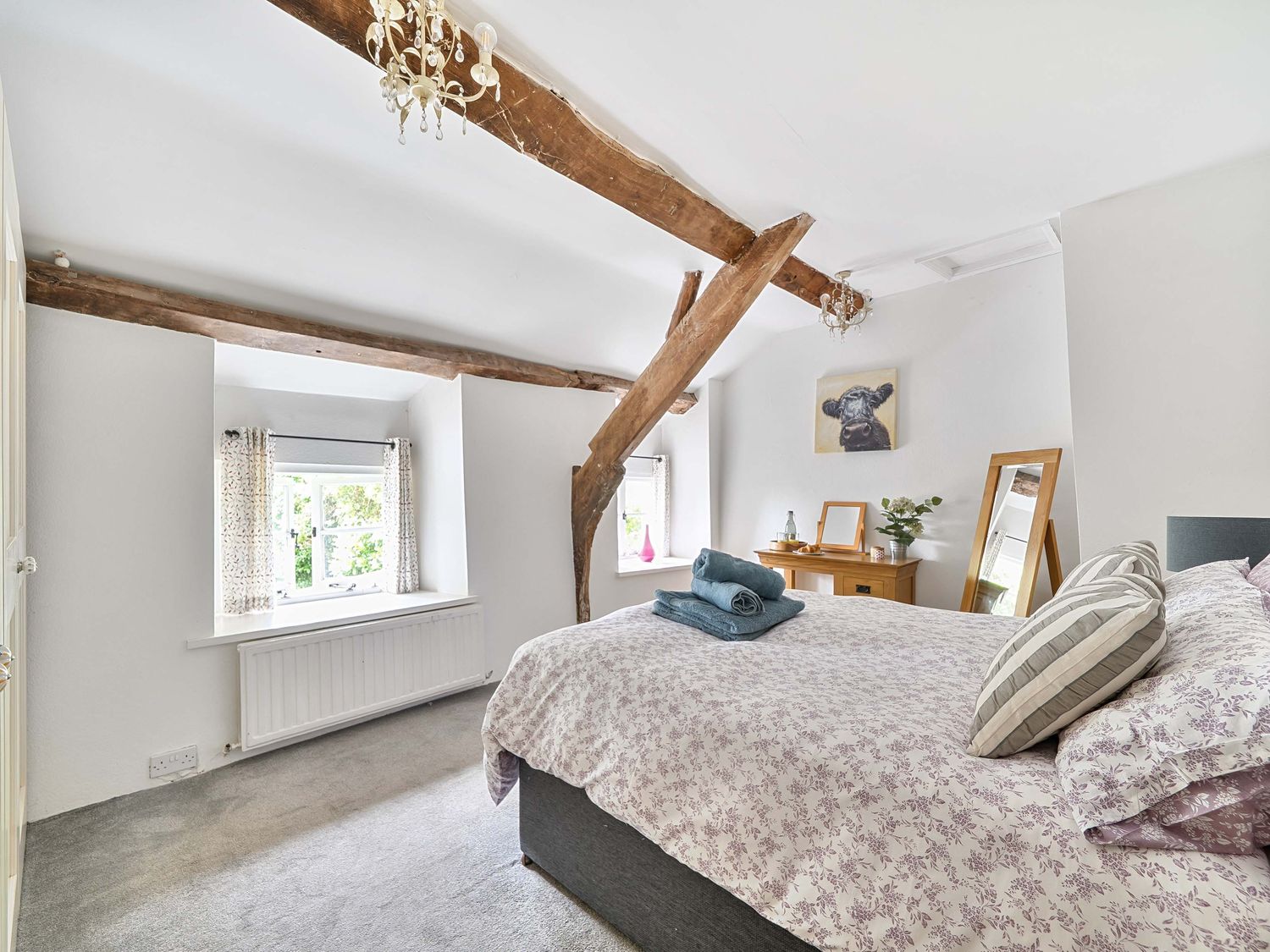 2 Pigsfoot Cottages, Ash Thomas near Halberton, Devon. Hot tub. Off-road parking. Pet-friendly. WiFi