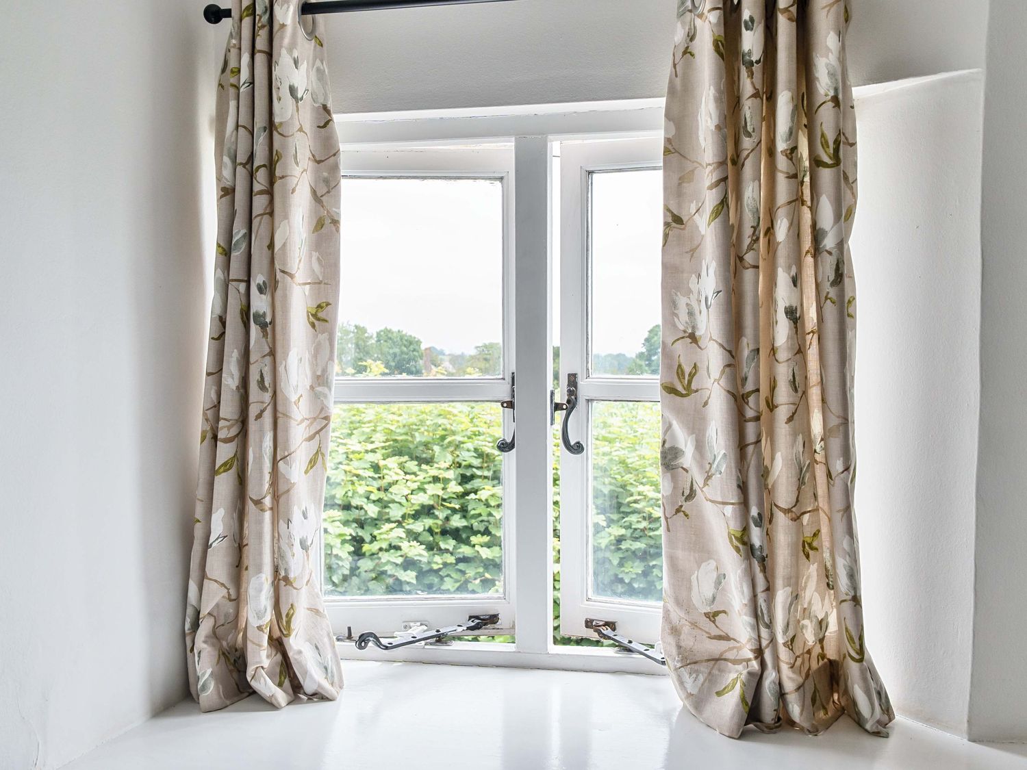 2 Pigsfoot Cottages, Ash Thomas near Halberton, Devon. Hot tub. Off-road parking. Pet-friendly. WiFi