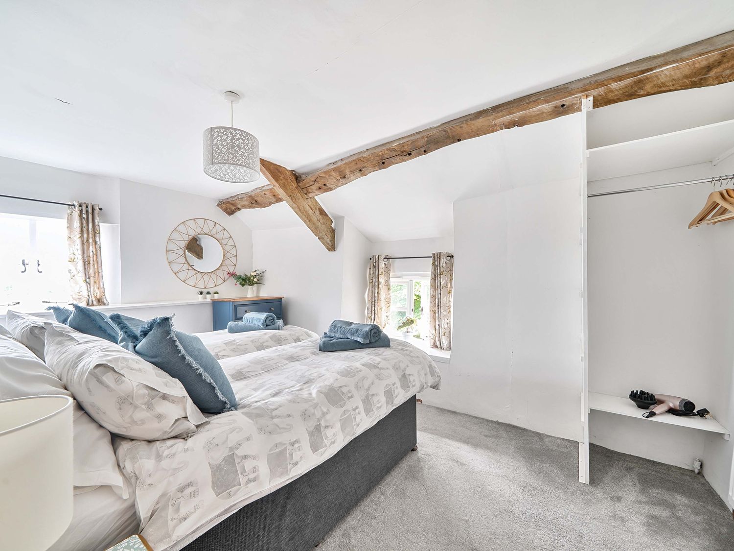 2 Pigsfoot Cottages, Ash Thomas near Halberton, Devon. Hot tub. Off-road parking. Pet-friendly. WiFi