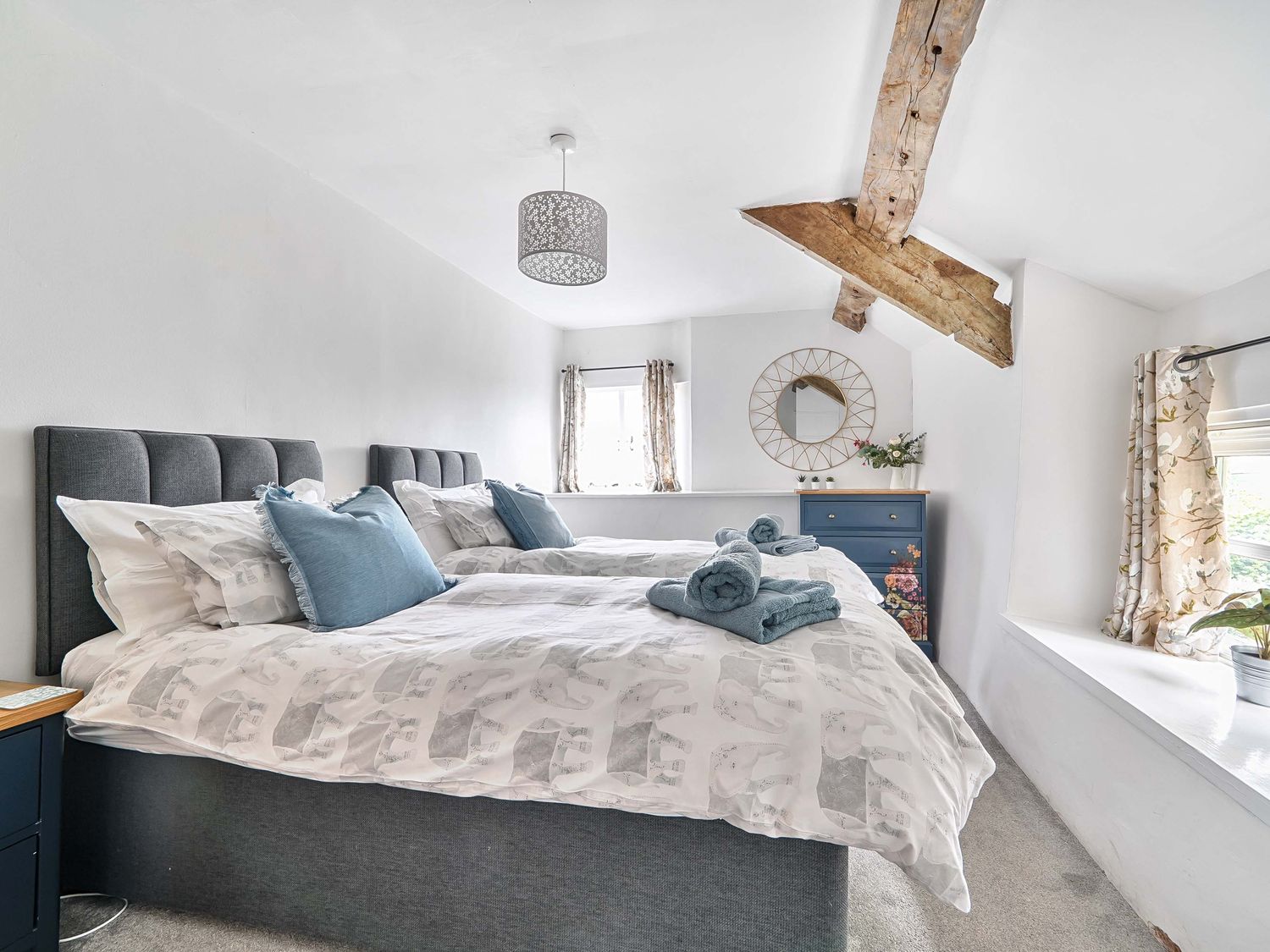 2 Pigsfoot Cottages, Ash Thomas near Halberton, Devon. Hot tub. Off-road parking. Pet-friendly. WiFi