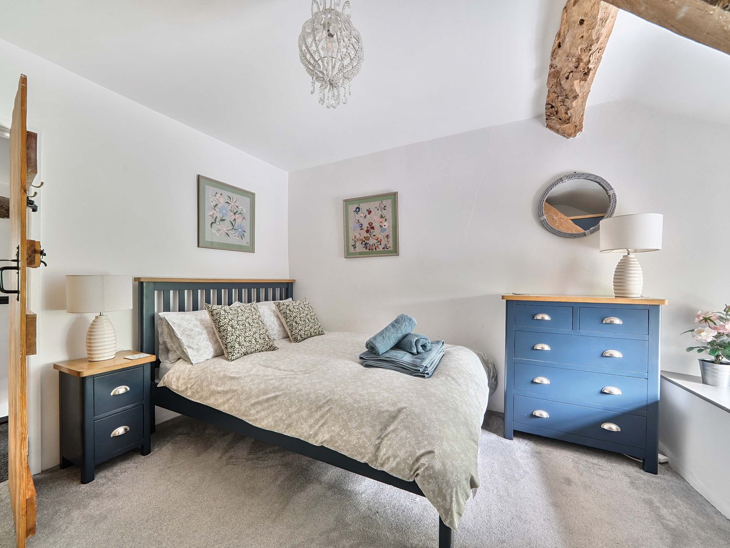 2 Pigsfoot Cottages, Ash Thomas near Halberton, Devon. Hot tub. Off-road parking. Pet-friendly. WiFi