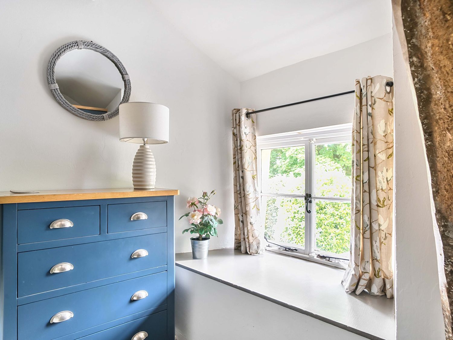2 Pigsfoot Cottages, Ash Thomas near Halberton, Devon. Hot tub. Off-road parking. Pet-friendly. WiFi