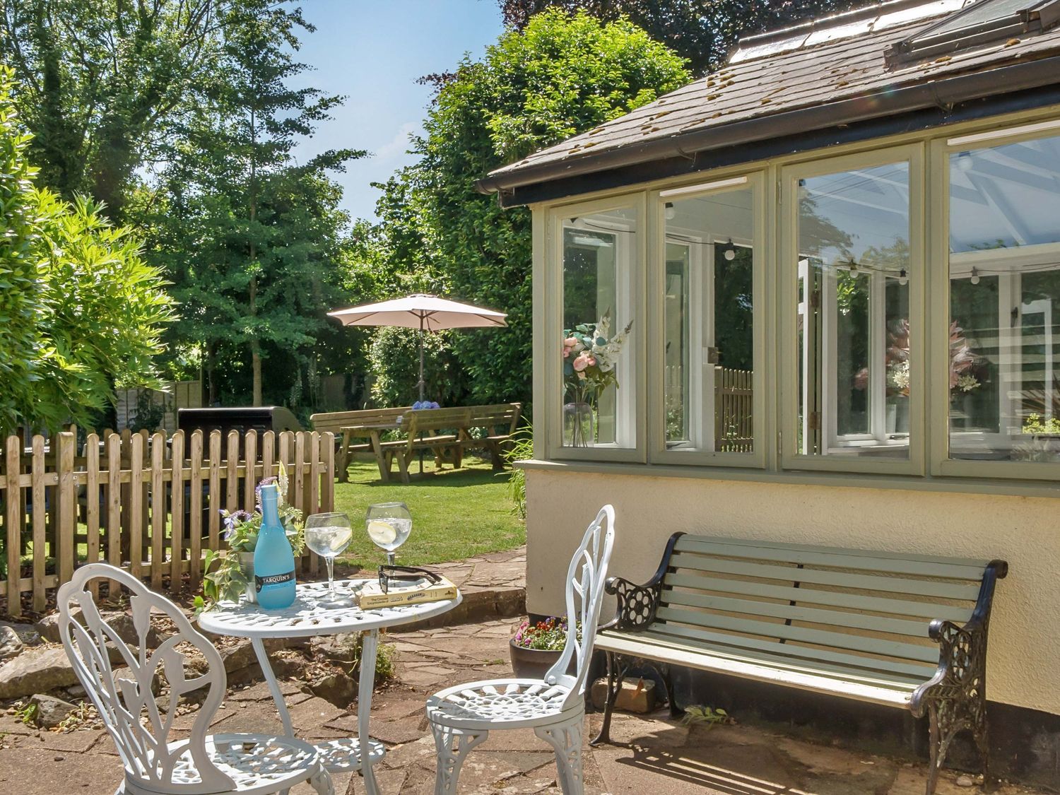 2 Pigsfoot Cottages, Ash Thomas near Halberton, Devon. Hot tub. Off-road parking. Pet-friendly. WiFi