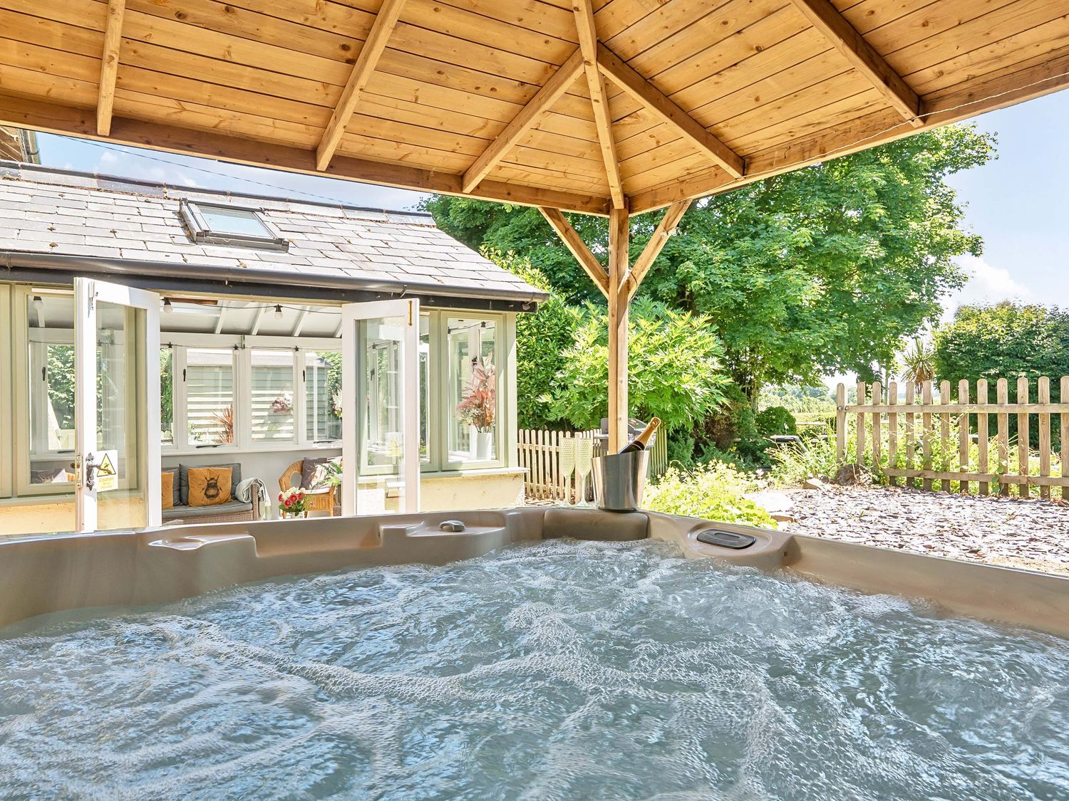2 Pigsfoot Cottages, Ash Thomas near Halberton, Devon. Hot tub. Off-road parking. Pet-friendly. WiFi