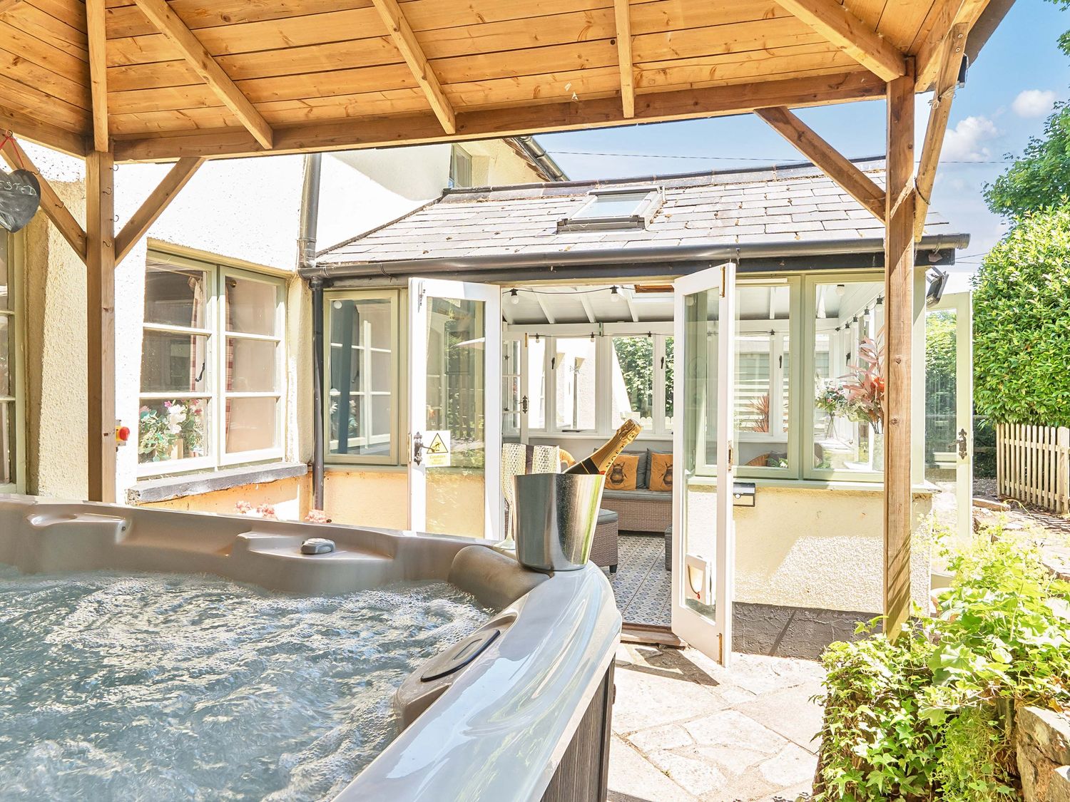 2 Pigsfoot Cottages, Ash Thomas near Halberton, Devon. Hot tub. Off-road parking. Pet-friendly. WiFi