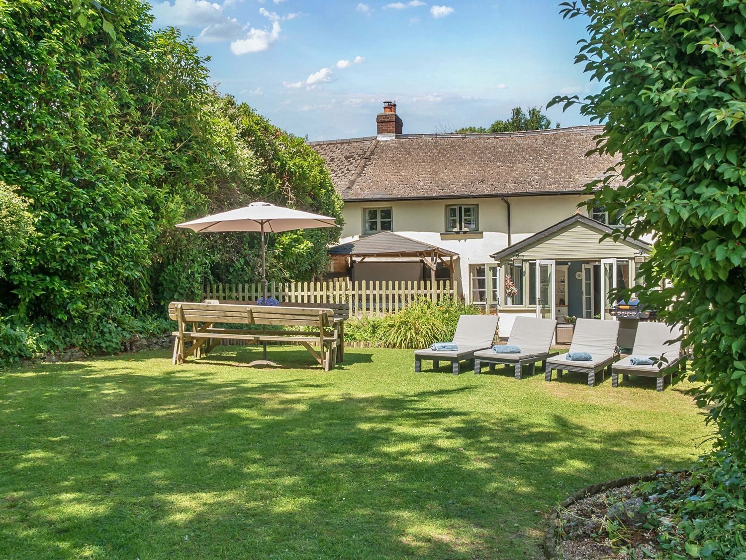 2 Pigsfoot Cottages, Ash Thomas near Halberton, Devon. Hot tub. Off-road parking. Pet-friendly. WiFi